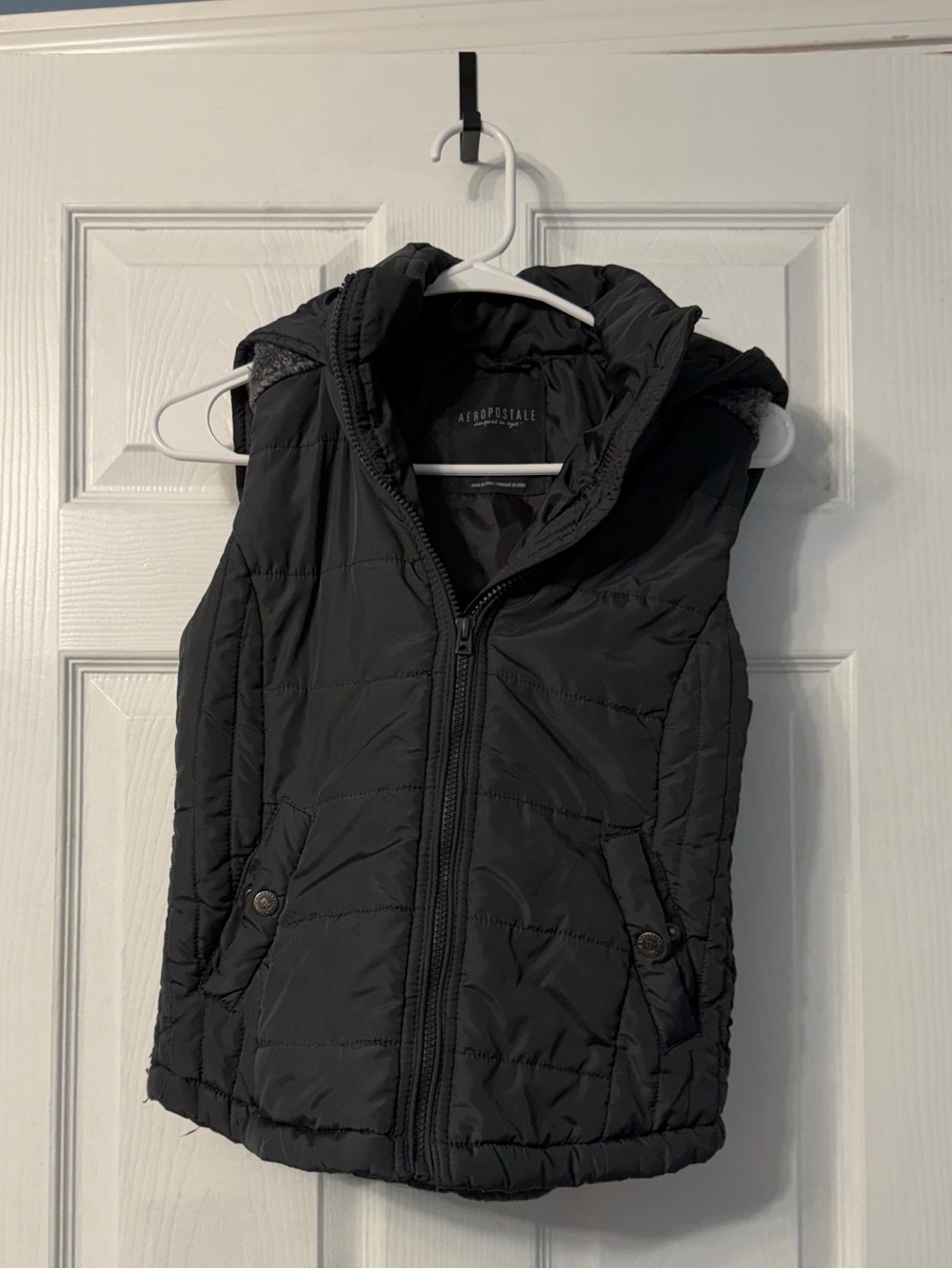 Aeropostale y2k grey and black puffer vest with hood, has some piling. Size xs
